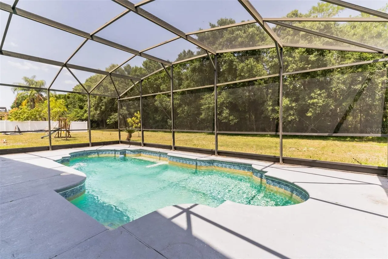 2433 Huron Cir