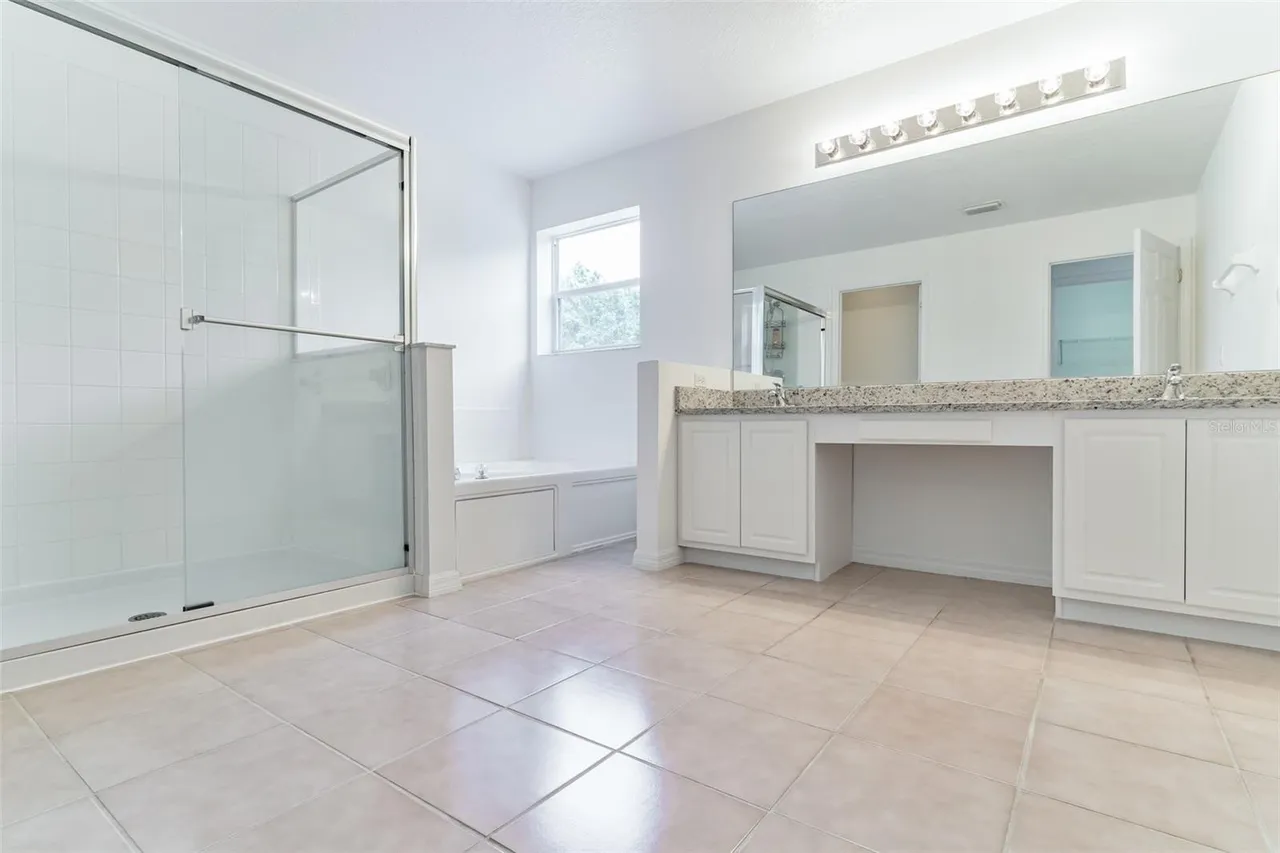 2433 Huron Cir