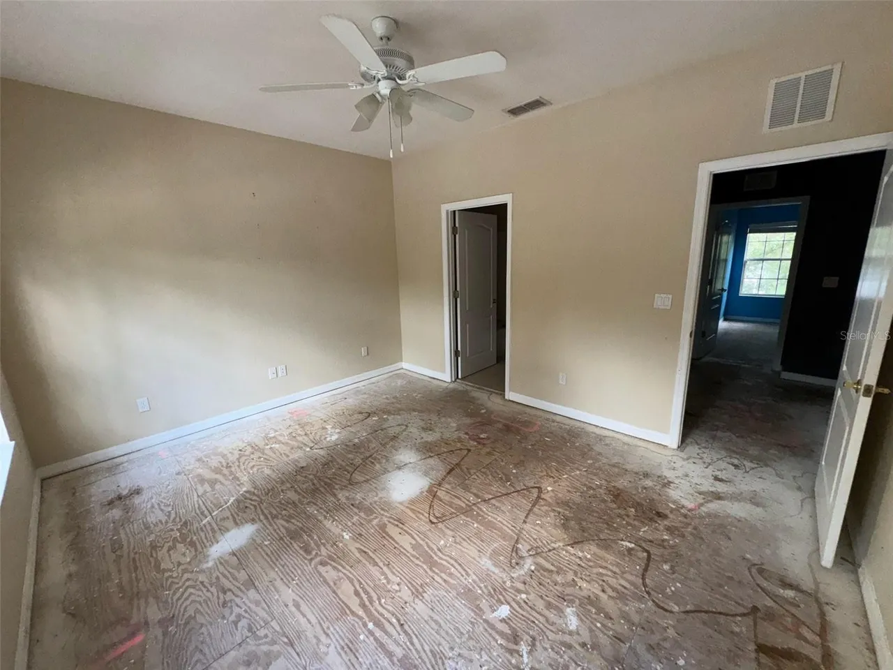2476 Caravelle Cir